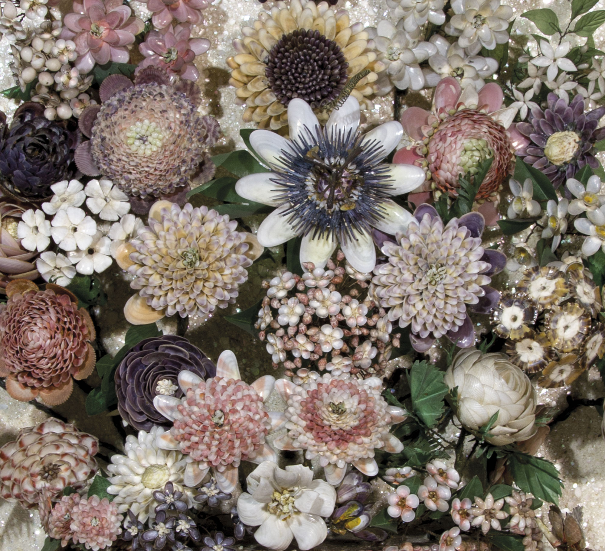 Blumenstillleben aus Molluskenschalen